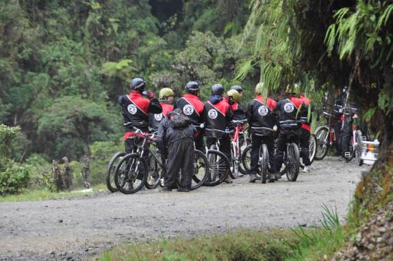 Ciclistas descansam na Carretera de la Muerte, estrada que desce os Andes em direção à Coroico, na Bolívia